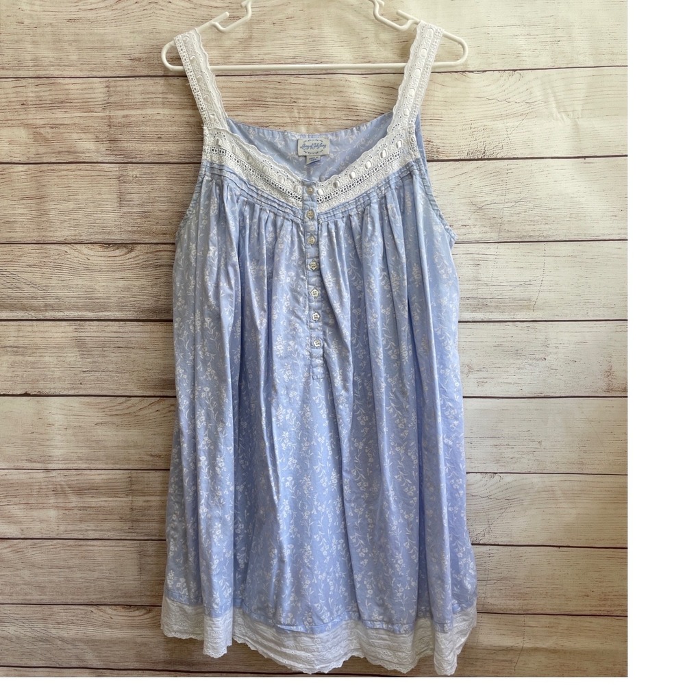 VINTAGE LANZ OF SALZBURG EMBROIDERED SHORT GOWN WITH EYELET LACE